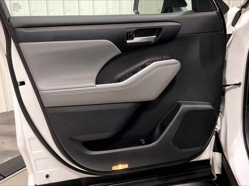 Used 2023 Toyota Highlander XLE AWD/4WD image 23