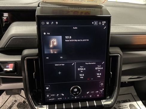 Used 2025 GMC Yukon XL Denali image 30