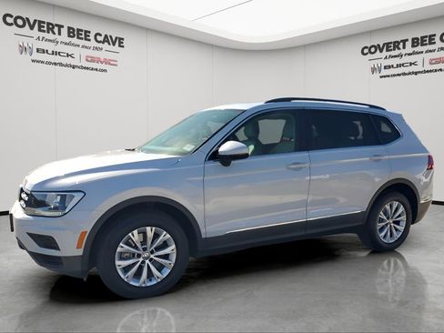 Used 2018 Volkswagen Tiguan SE w/ Panoramic Sunroof Package image 4