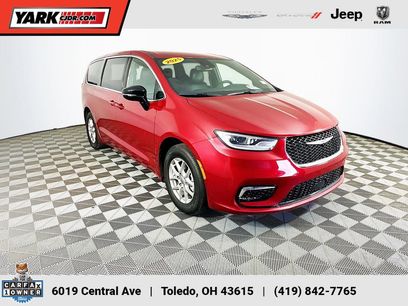 Used 2025 Chrysler Pacifica Select