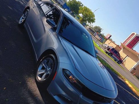 Used 2015 Dodge Charger SXT image 10