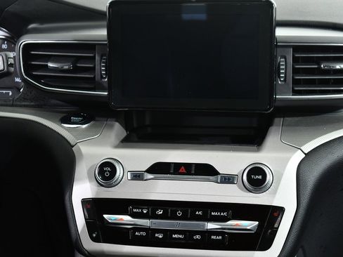 Used 2023 Ford Explorer XLT w/ Equipment Group 202A image 9