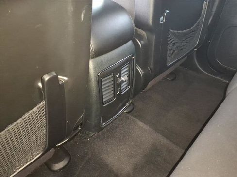 Used 2022 Jeep Grand Cherokee Laredo E image 9