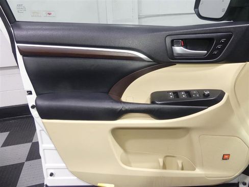 Used 2015 Toyota Highlander Limited Platinum image 17