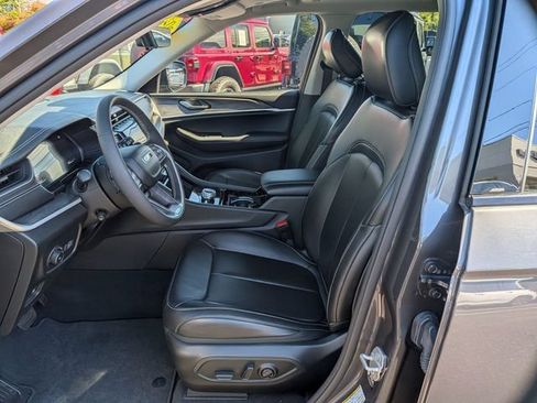 Used 2023 Jeep Grand Cherokee L Limited w/ Luxury Tech Group II AWD/4WD image 9
