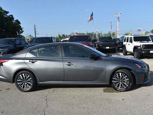 Used 2024 Nissan Altima 2.5 SV FWD image 9