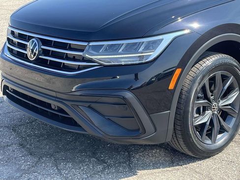 Used 2023 Volkswagen Tiguan SE w/ Panoramic Sunroof Package image 8