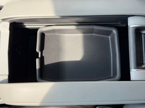 Used 2023 Toyota Highlander LE AWD/4WD image 19