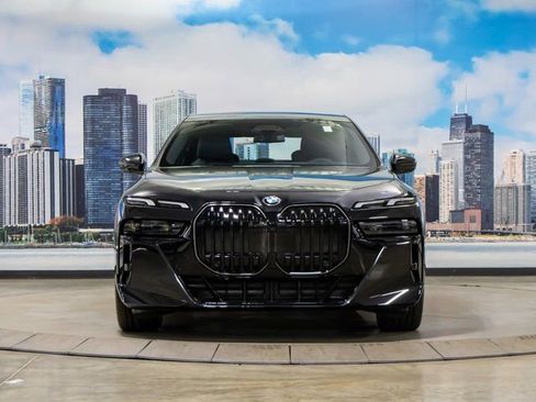 Used 2025 BMW 760i xDrive w/ Premium Package image 3