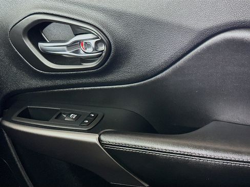 Used 2020 Jeep Cherokee Limited image 17