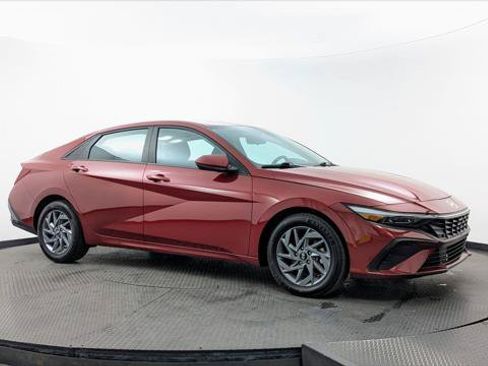 Used 2024 Hyundai Elantra SEL FWD image 11