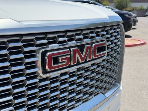 Used 2023 GMC Yukon Denali AWD/4WD image 4