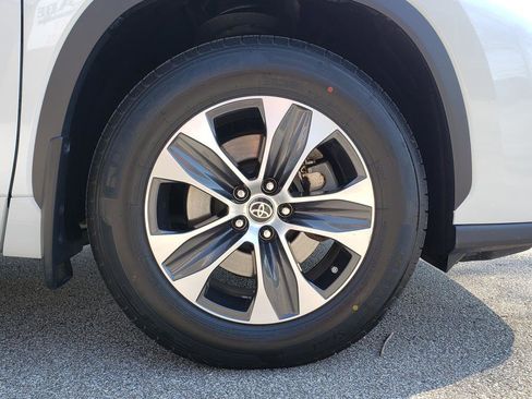 Used 2022 Toyota Highlander XLE AWD/4WD image 27