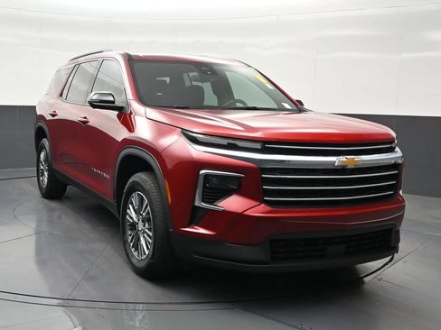 Used 2024 Chevrolet Traverse LT FWD image 8