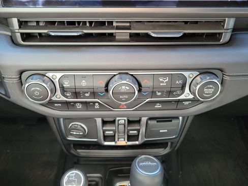 Used 2024 Jeep Gladiator Sport image 26