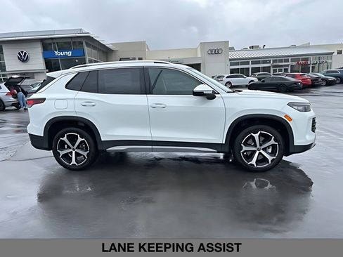 New 2026 Volkswagen Tiguan SE image 2