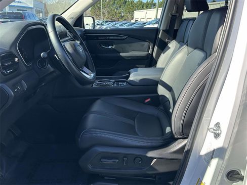 Certified 2025 Honda Pilot Touring image 4