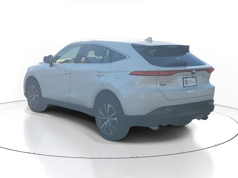 Certified 2022 Toyota Venza LE image 3