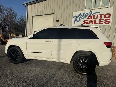 Used 2017 Jeep Grand Cherokee Altitude image 11