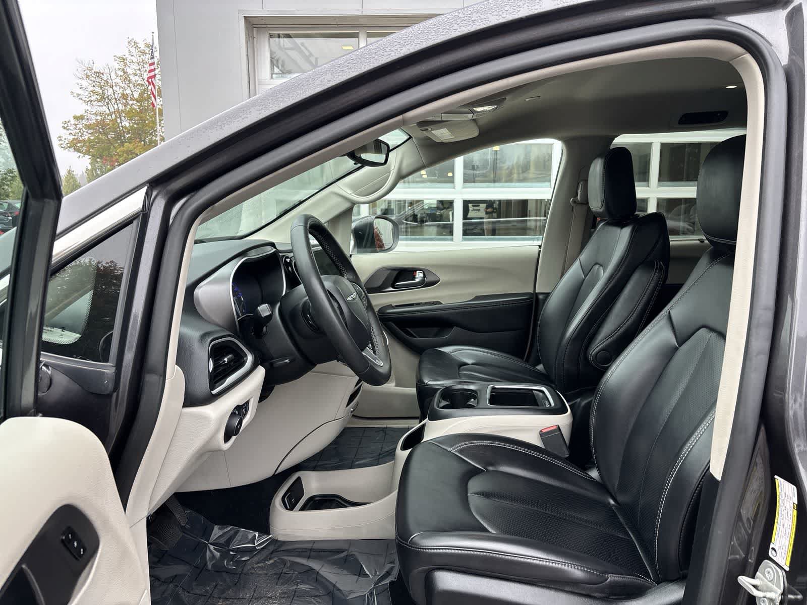 Used 2023 Chrysler Pacifica Touring-L FWD image 9