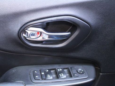 Used 2019 Jeep Cherokee Trailhawk w/ Cold Weather Group image 17