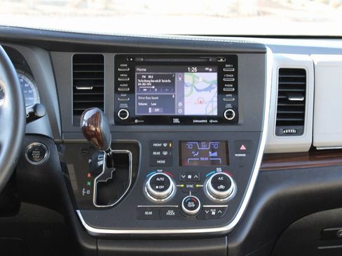 Used 2019 Toyota Sienna Limited image 21