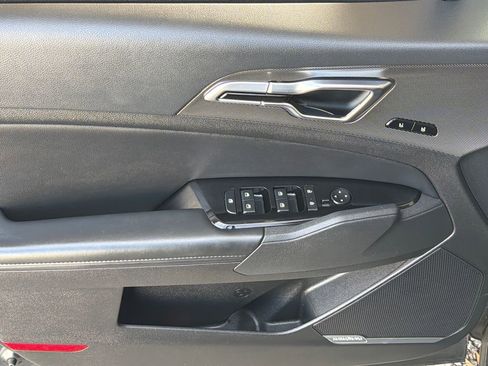 Used 2023 Kia Sportage SX image 3