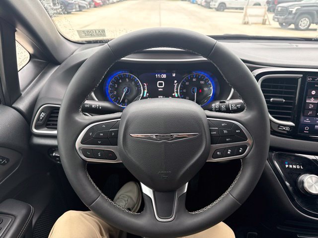 Used 2025 Chrysler Pacifica Select FWD image 10