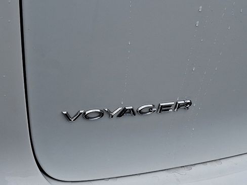 Used 2022 Chrysler Voyager LX image 19