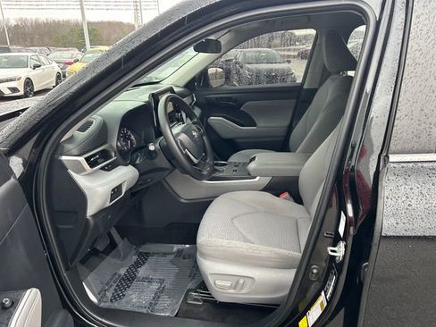 Used 2023 Toyota Highlander L image 9