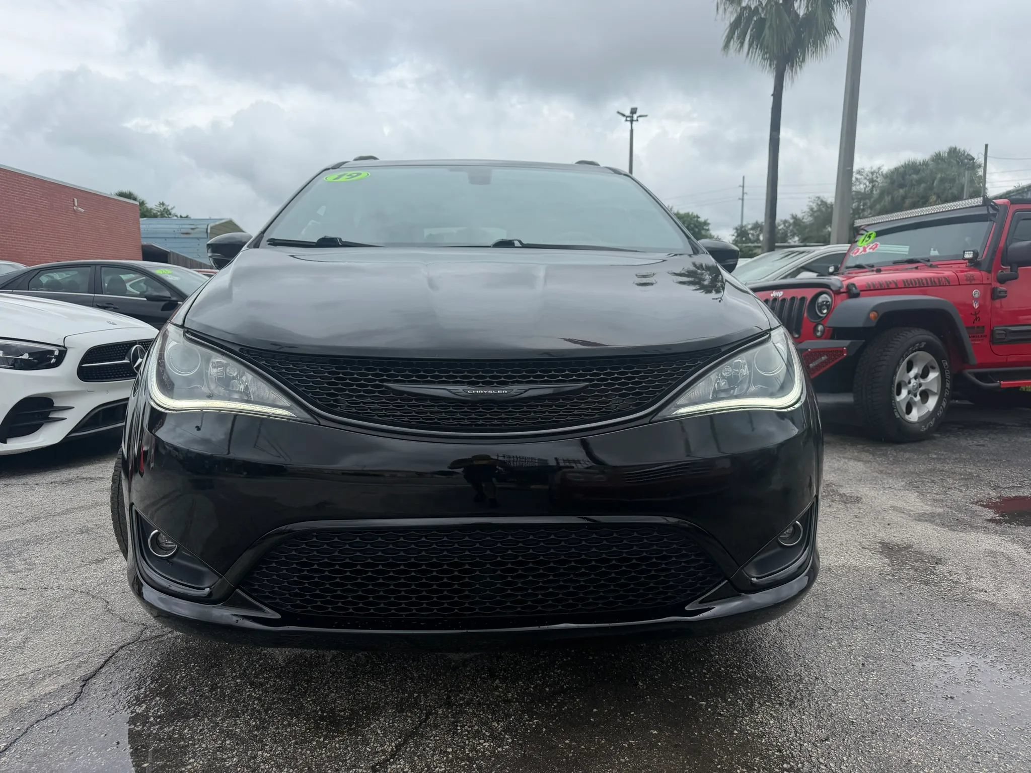 Used 2019 Chrysler Pacifica Limited w/ S Appearance Package FWD image 2