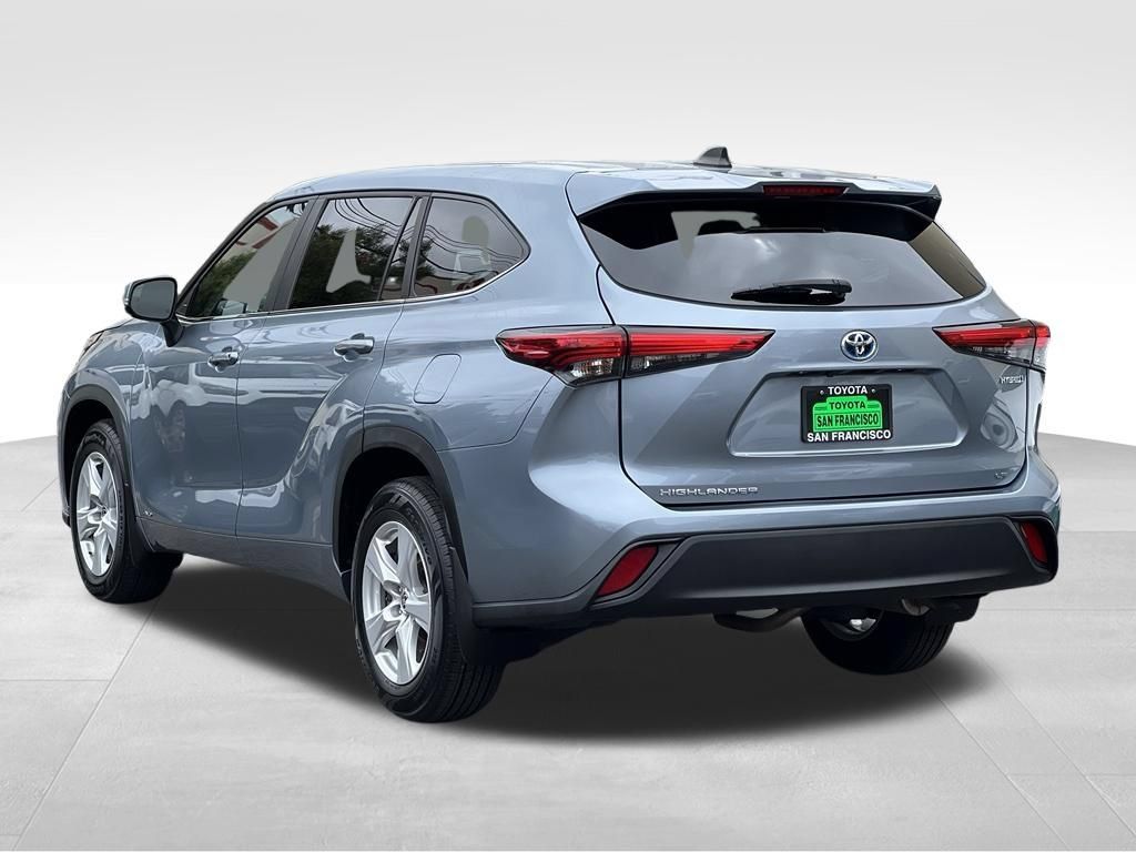 Used 2023 Toyota Highlander LE AWD/4WD image 3
