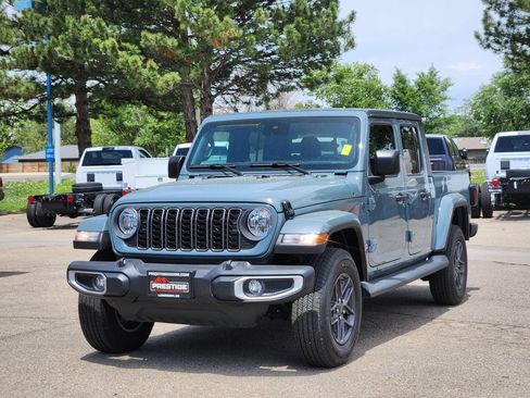 Used 2024 Jeep Gladiator Sport AWD/4WD image 4