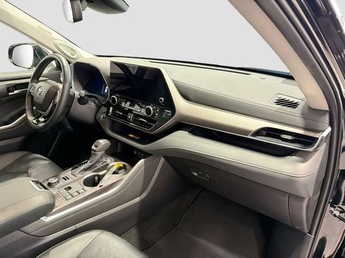 Certified 2025 Toyota Highlander Limited AWD/4WD image 25