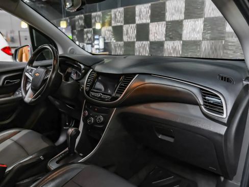 Used 2022 Chevrolet Trax LT w/ LT Convenience Package AWD/4WD image 10