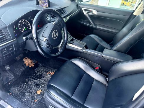 Used 2017 Lexus CT 200h Hybrid 4D Hatchback image 10