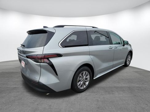 Used 2025 Toyota Sienna LE AWD/4WD image 5