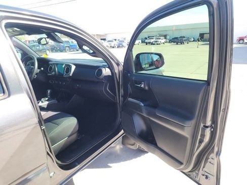 Used 2019 Toyota Tacoma TRD Off-Road w/ Technology Package image 25