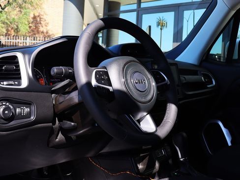 Used 2020 Jeep Renegade Latitude w/ Popular Equipment Group FWD image 39