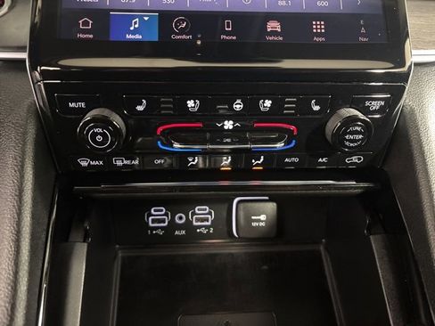 Certified 2023 Jeep Grand Cherokee Limited w/ Luxury Tech Group II image 18