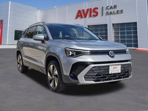 Used 2025 Volkswagen Taos SE AWD/4WD image 3