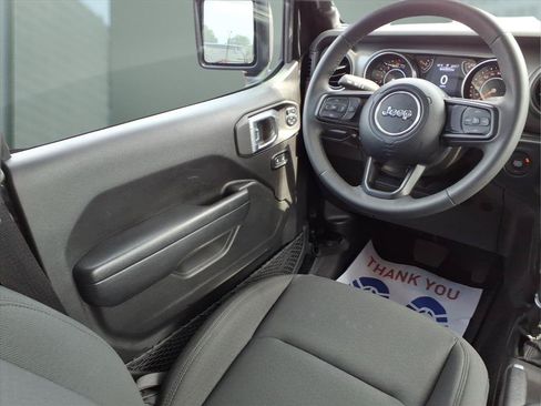 Used 2023 Jeep Gladiator Sport AWD/4WD image 16