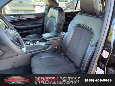 Used 2025 Jeep Grand Cherokee Altitude AWD/4WD image 7