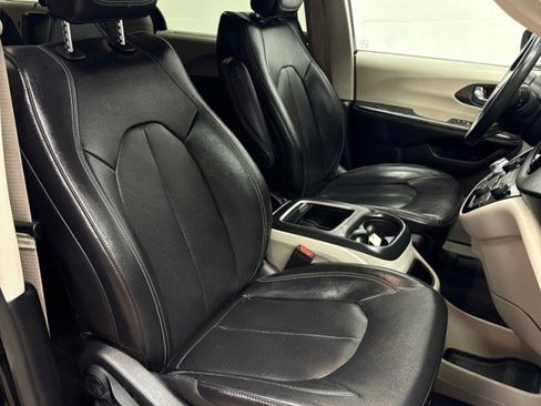 Used 2022 Chrysler Pacifica Touring-L image 29