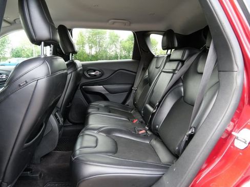 Used 2019 Jeep Cherokee Latitude Plus w/ Cold Weather Group FWD image 11