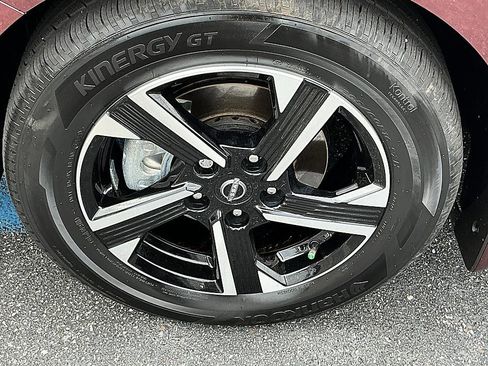 Used 2025 Nissan Sentra SV FWD image 9