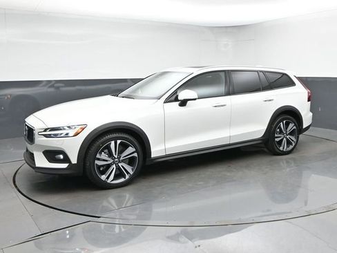 Used 2025 Volvo V60 B5 Cross Country Plus AWD/4WD image 4