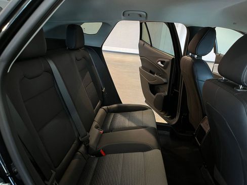 Used 2025 Chevrolet Trax LT w/ LT Convenience Package image 36