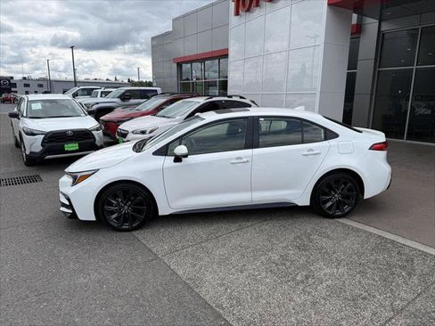 Certified 2025 Toyota Corolla SE w/ SE Premium Package FWD image 5