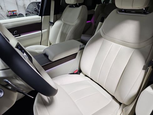 Used 2025 Land Rover Range Rover SE image 17
